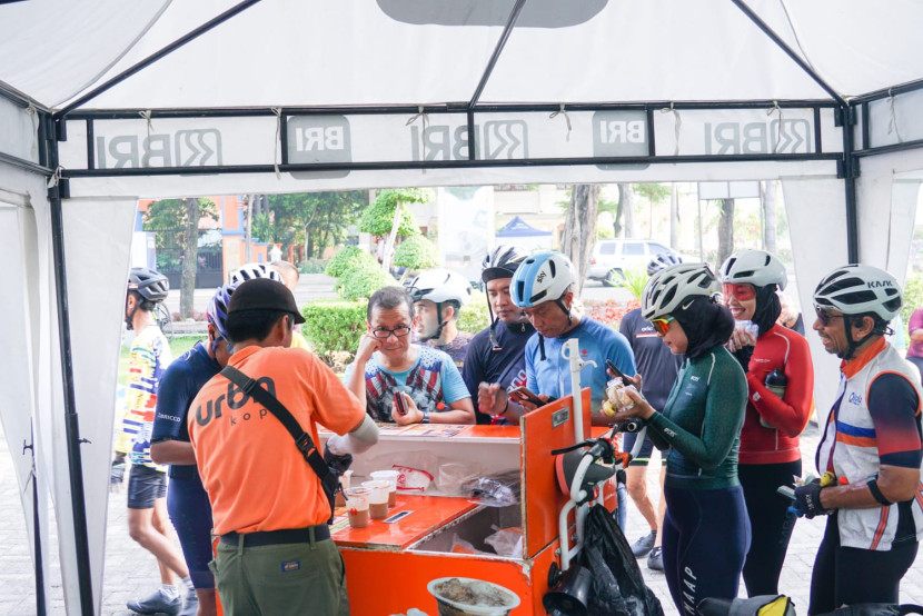 Pesepeda antusias berburu promo penjualan makanan, minuman, dan snack seharga Rp1 menggunakan BRImo