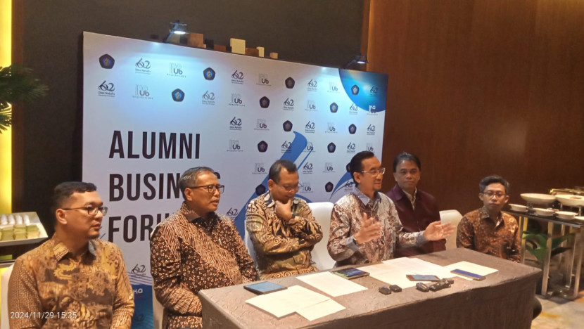 Rektor universitas Brawijaya Malang, Prof. Widodo, S.Si., M.Si., Ph.D.Med.Sc. (tengah) didampingi Peneliti Outlook, Prof Dwi Budi saat menjelaskan forum Indonesia Business, Economic, Social, and Technology Trends (BEST) Outlook 2025 di Jakarta, kemarin. (Foto: Dok Ruzka Indonesia)