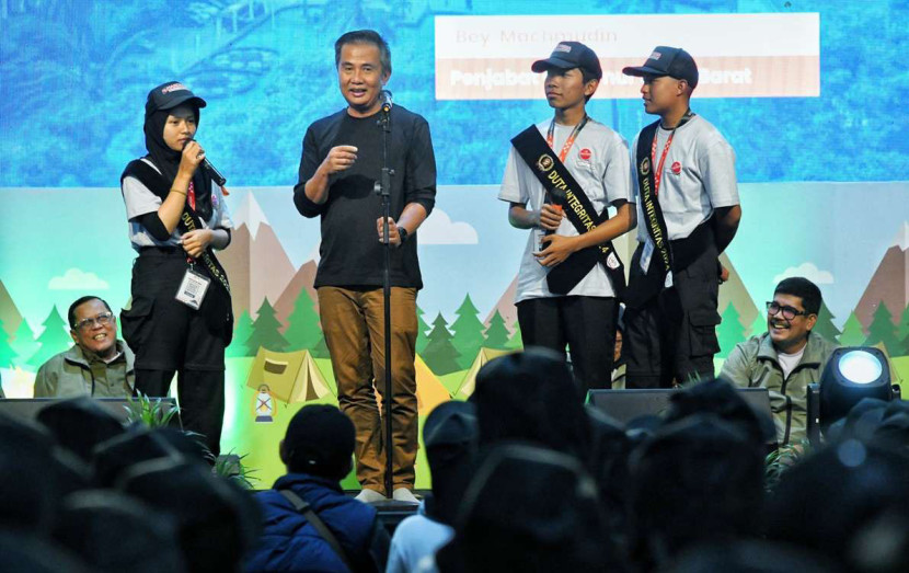 Penjabat Gubernur Bey Machmudin melantik 272 Duta Integritas Jawa Barat pada West Java Youth Camp 2024 dalam rangka Hari Antikorupsi Sedunia di Ranca Upas, Kecamatan Ciwidey, Kabupaten Bandung, Sabtu (30/11/2024). Foto: Humas Jabar