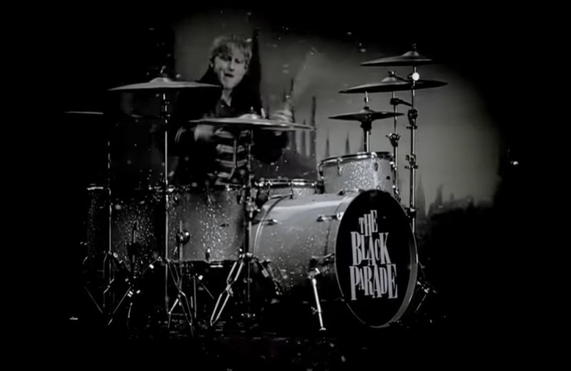 Bob Bryar dalam mv lagu Welcome to The Black Parade. (Youtube My Chemical Romance)