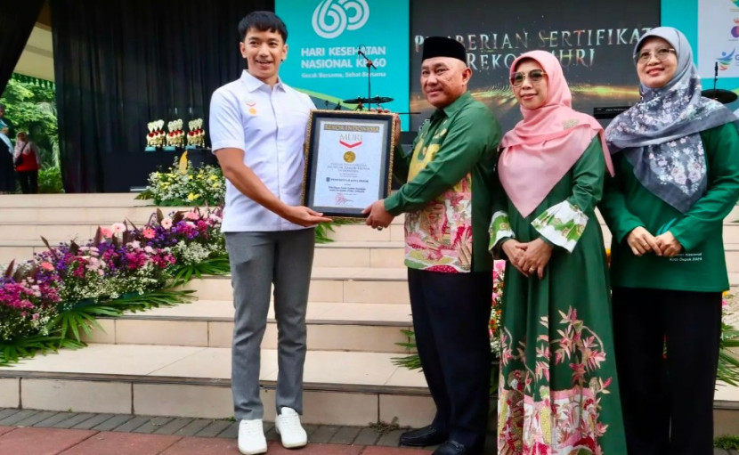 Kota Depok pecahkan Rekor MURI Pemeriksaan Kesehatan Pelajar. Wali Kota Depok, Mohammad Idris Menunjukan sertifikat Rekor Muri. (Foto: Dok Diskominfo Kota Depok)