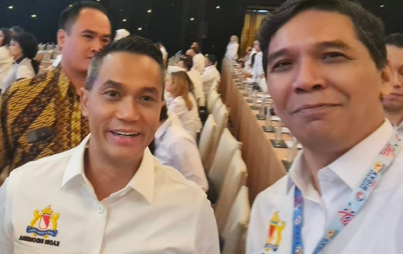 Rudi Malau (kanan) foto selfie bersama Ketua Umum Kadin Indonesia, Anindya Novyan Bakrie usia pengukuhan pengurus Kadin Indonesia yang berlangsung di Hotel Mulia, Jakarta, Ahad (01/12/2024). (Foto: Rudi Malau)