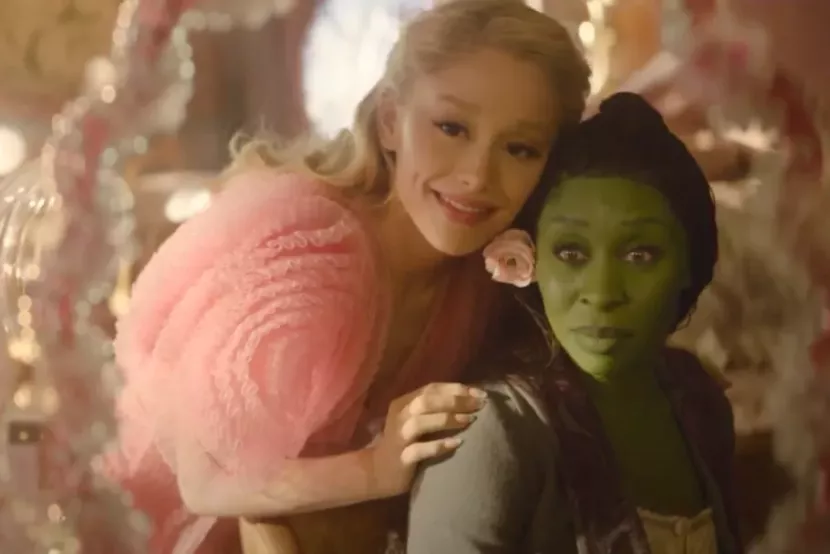 Ariana Grande dan Cynthia Erivo dalam sebuah adegan di Wicked. (Universal Pictures)