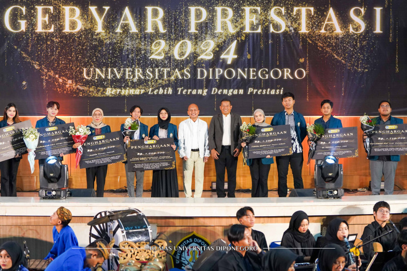 Undip menggelar acara Gebyar Anugerah Penghargaan Mahasiswa Berprestasi 2024 di Kampus Universitas Diponegoro Tembalang, Jawa Tengah, Jumat (29/11/2024). Foto : undip