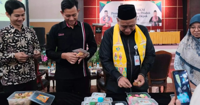 Kepala DKUM Kota Depok, Mohamad Thamrin meninjau dan mengkurasi produk UMKM dalam agenda temu bisnis dengan PHRI. (Foto: Dok Diskominfo Kota Depok)