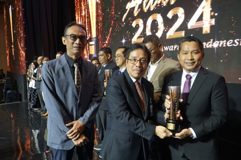 Penghargaan Standar Nasional Indonesia Award 2024 kategori Organisasi Menengah dan Besar Jasa diberikan langsung oleh Kepala BSN, Kukuh S. Achmad kepada Senior Manager PLN UID Jakarta Raya, Haris Andika di Jakarta Convention Center, Jakarta, pekan lalu (21/11/2024). (Foto: Ruzka Indonesia/PLN)