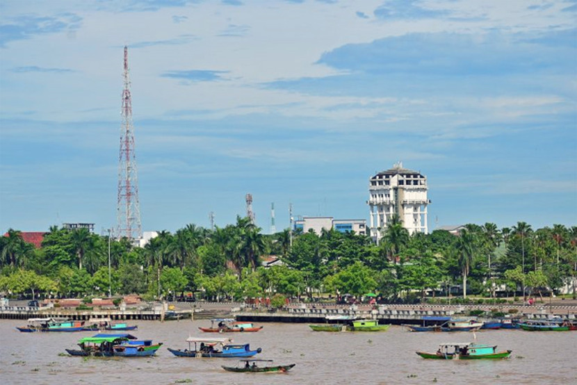 Sungai Musi dengan latar belakang Kantor Wali Kota Palembang dulu Kantor Ledeng menjadi gedung tertinggi di Palembang Tahun 1930-an. (FOTO: https://charmingpalembang.com/)