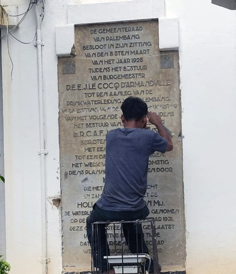 Prasasti ditemukan seorang tukang saat membobok dinding kantor Wali Kota Palembang. (FOTO: D Oskandar)