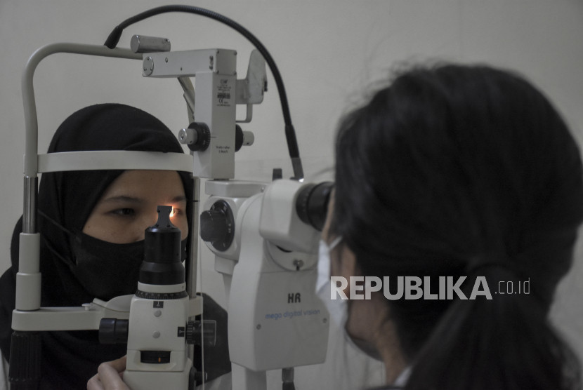 Seorang wanita menjalani pemeriksaan mata di Pusat Mata Nasional (PMN) RS Mata Cicendo, Kota Bandung, Jawa Barat, Kamis (5/10/2023). Foto: Abdan Syakura/Republika