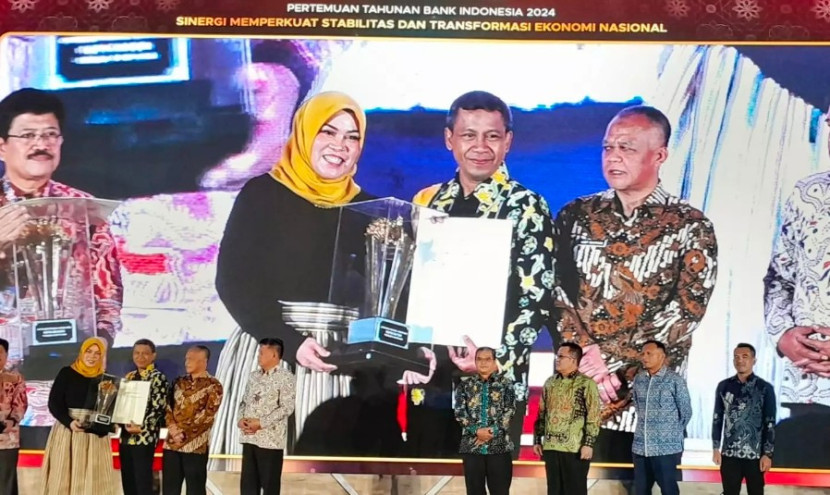 Asisten Perekonomian dan Pembangunan pada Setda Kota Depok, Mohammad Fitriawan menerima penghargaan Pinunjul Award 2024 dari Bank Indonesia Jabar, di Trans Convention Centre Bandung, Kota Bandung, Jumat (29/11/24). (Foto: Dok Diskominfo Kota Depok)