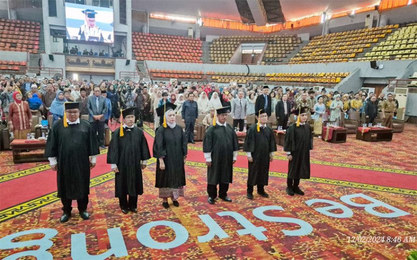 Arizka Warganegara (pertama dari kanan) bersama lima guru besar baru Unila. (FOTO: Dok. Arizka Warganegara)