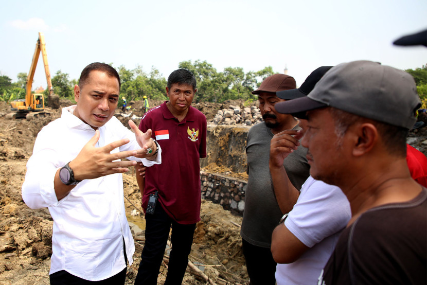 Wali Kota Surabaya Eri Cahyadi (kiri) saat meninjau proyek untuk mengatasi banjir. Dok. Humas Pemkot Surabaya