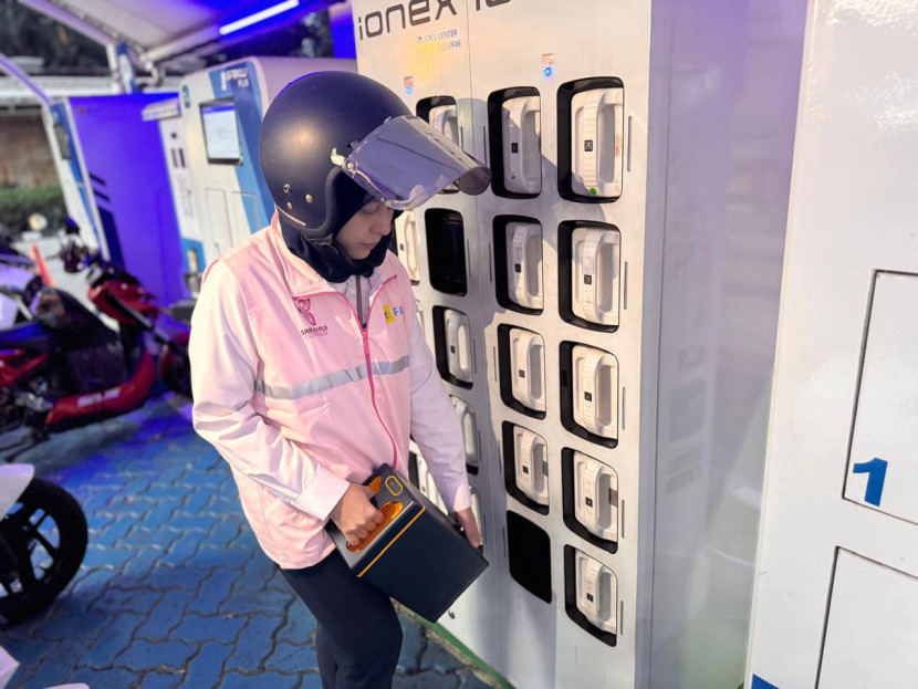 Penukaran baterai listrik makin mudah didapatkan sehingga meningkatkan penggguna motor listrik di Jakarta. (Foto: Dok Ruzka Indonesia/PLN) 