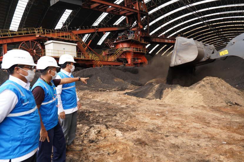 Senior Manager Komunikasi dan Umum PLN UID Jakarta Raya, Haris Andika (tiga dari kanan) memeriksa sampah biomassa yang dikirim dari PLN UID Jakarta Raya di coal yard PLTU Lontar. (Foto: dok PLN) 