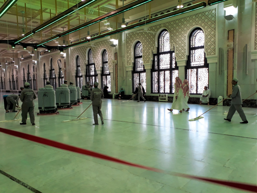 Profesi petugas mengepel pelataran jalur Sa'i Bukit Safa - Marwah, Masjidil Haram, Makkah. (Foto: SumatraLink.id/Mursalin Yasland)