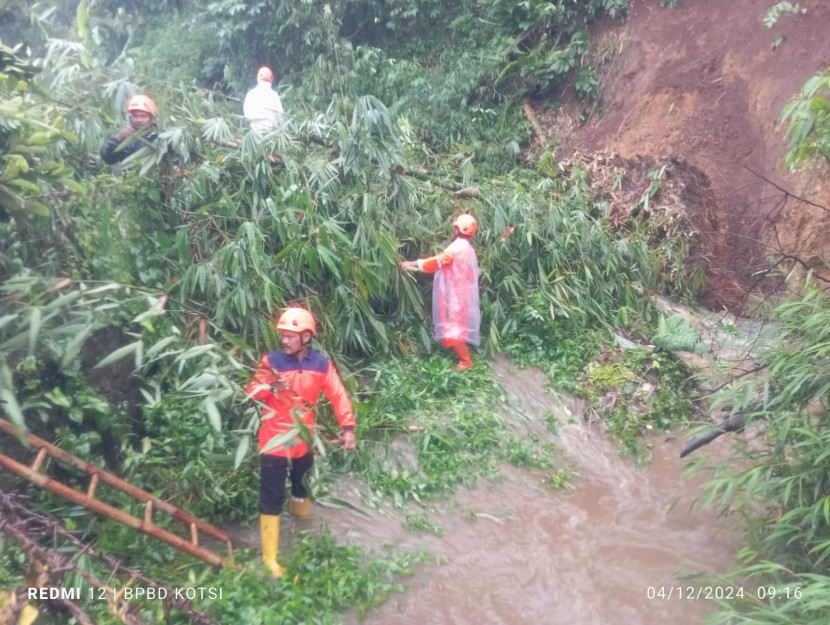 Penanganan bencana longsor di Kota Sukabumi, Rabu (4/12/2024).