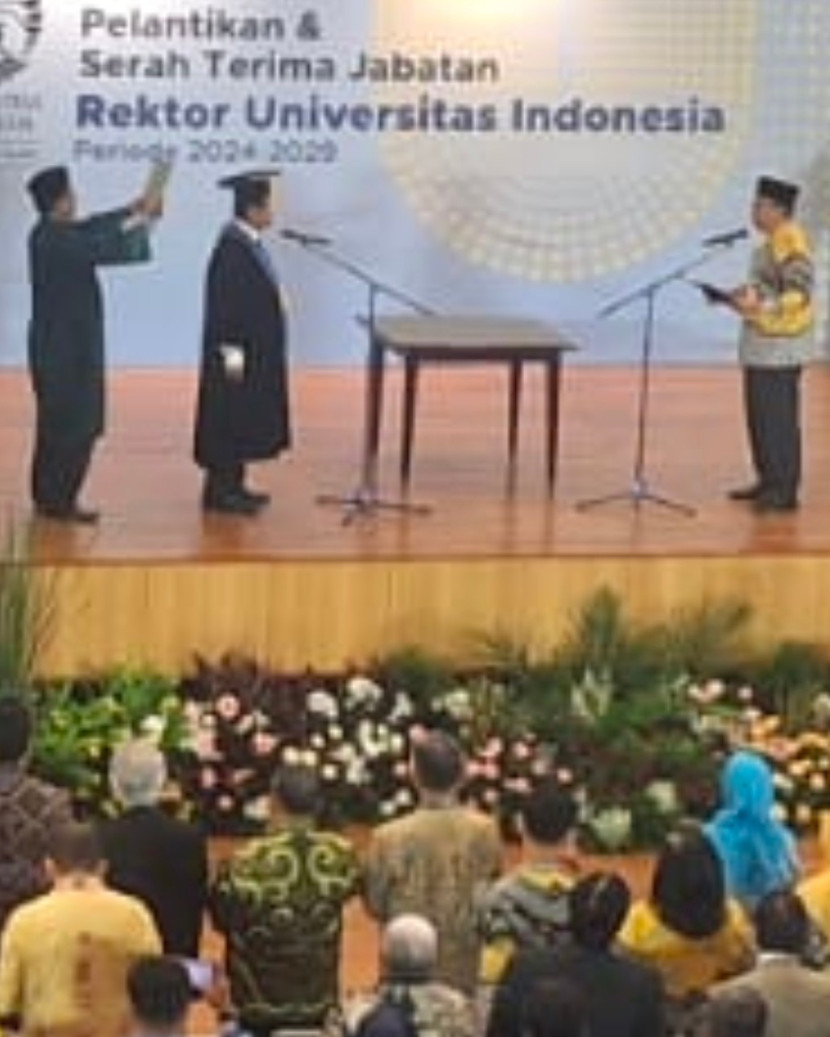 Pengambilan sumpah Prof Heri Hermansyah saat dilantik menjadi Rektor Universitas Indonesia (UI) periode 2024-2029. (Foto: Dok Ruzka)