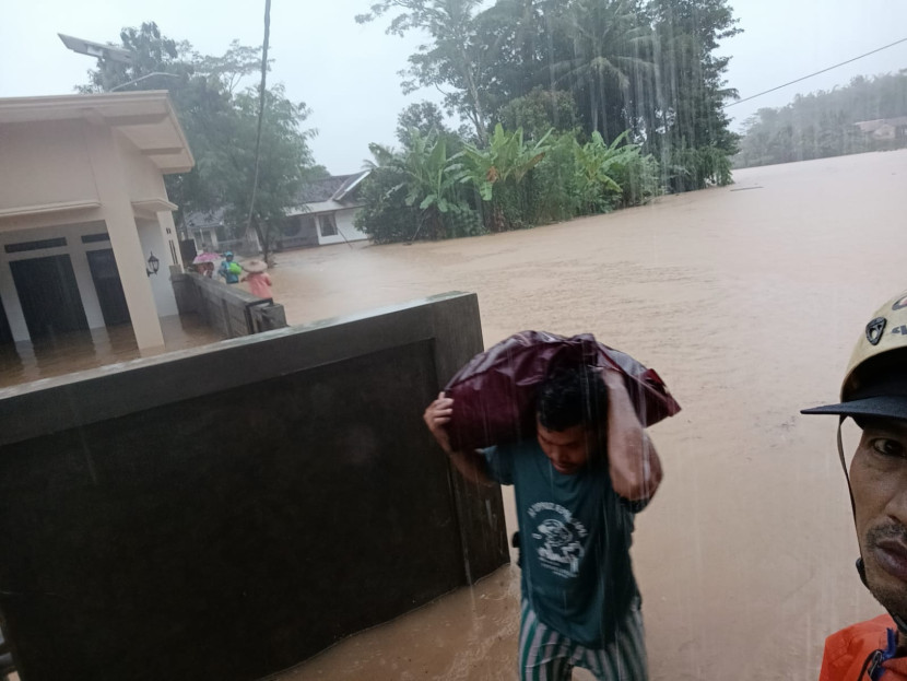 Suasana banjir di selatan Kabupaten Sukabumi, Rabu (4/12/2024).dok BPBD Kabupaten Sukabumi