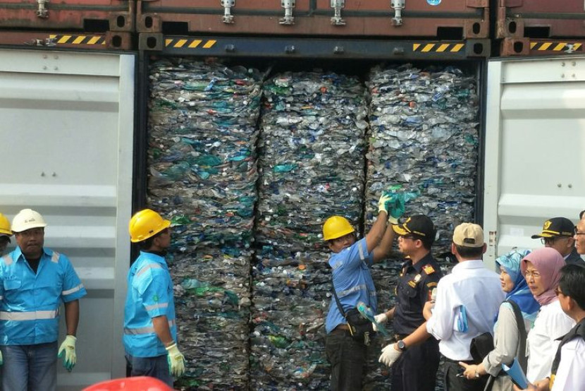 Ilustrasi kontainer berisi limbah plastik yang diimpor dari negara pemasok. Impor limbah plastik semakin meningkat untuk kebutuhan dalam negeri. (Foto: Dok Republika) 