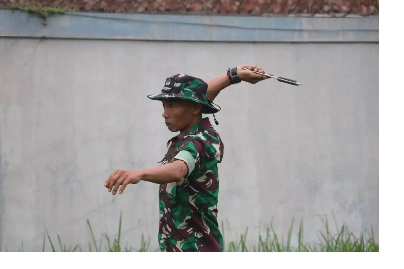 Seorang anggota Wing Pendidikan 800//Pasgat sedang melempar pisau kearah sasaran. Foto: TNI AU