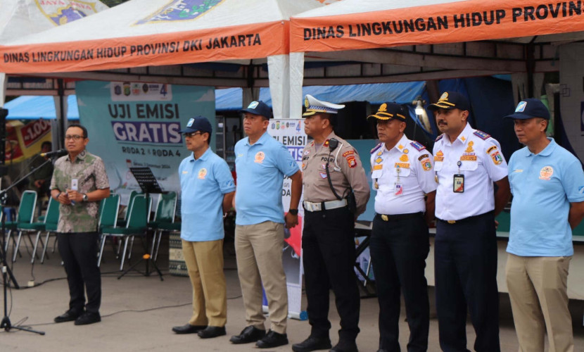 Direktur Utama BRI Finance Wahyudi Darmawan memberikan sambutan di sela Uji Emisi Gratis di Jalan Perintis Kemerdekaan, Jakarta Utara, Selasa (03/12/2024). (Foto: Dok RUZKA INDONESIA)