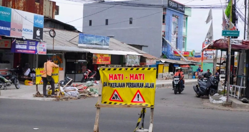 Ada pekerjaan proyek betonisasi Jalan Mekarsari Raya, Kecamatan Cimanggis, warga diimbau cari jalan alternatif. (Foto: Dok Diskominfo Kota Depok)