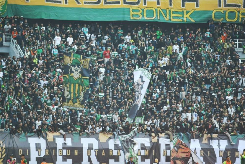 Ribuan suporter memadati Stadion Gelora Bung Tomo, Surabaya, saat laga Persebaya vs Persija, Jum'at (22/11/2024). Foto: PT LIB