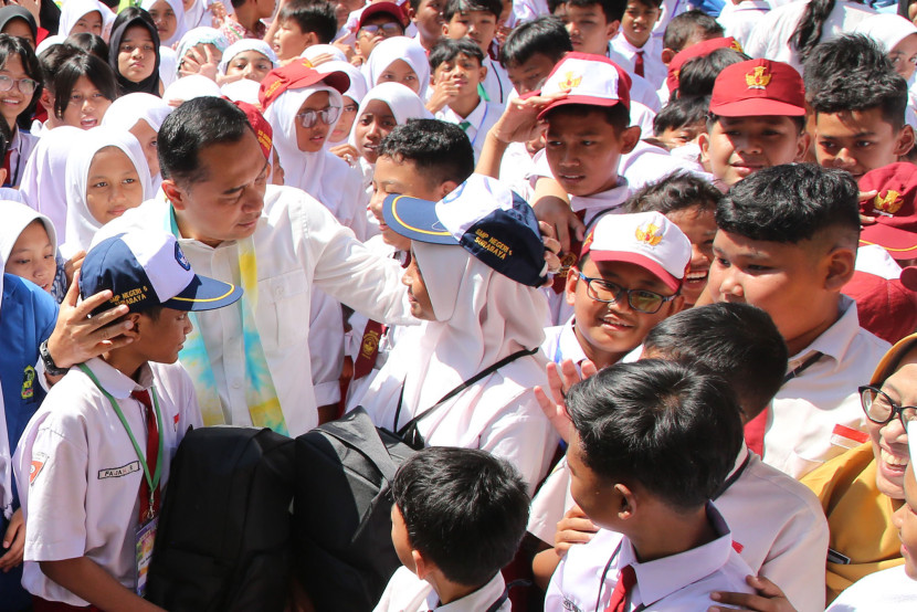 Wali Kota Surabaya Eri Cahyadi menyapa siswa-siswi SD dan SMP di Kota Pahlawan. (Ilustrasi) 