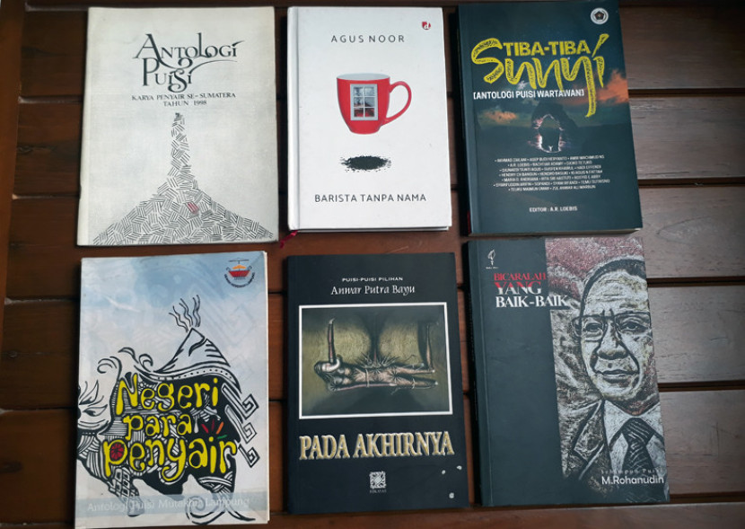 Beberapa buku puisi. (FOTO: Maspril Aries)