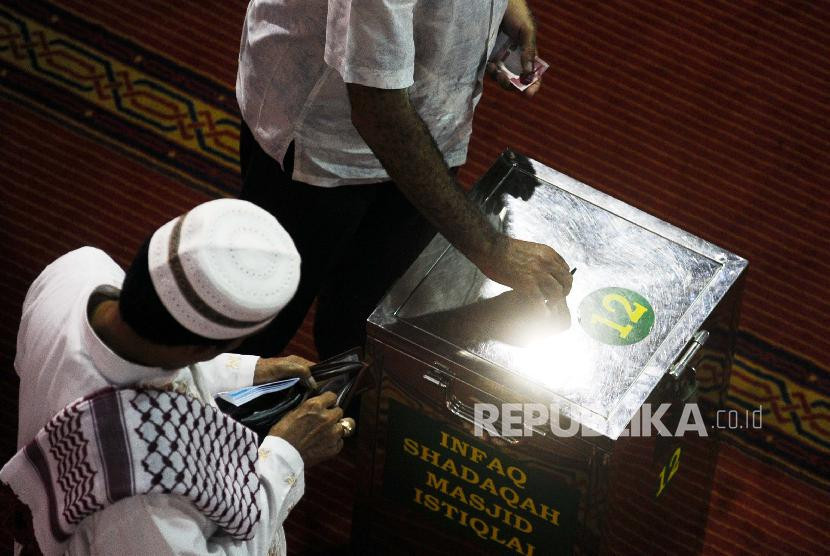 Ilustrasi sedekah. Foto: Republika/Tahta Aidilla