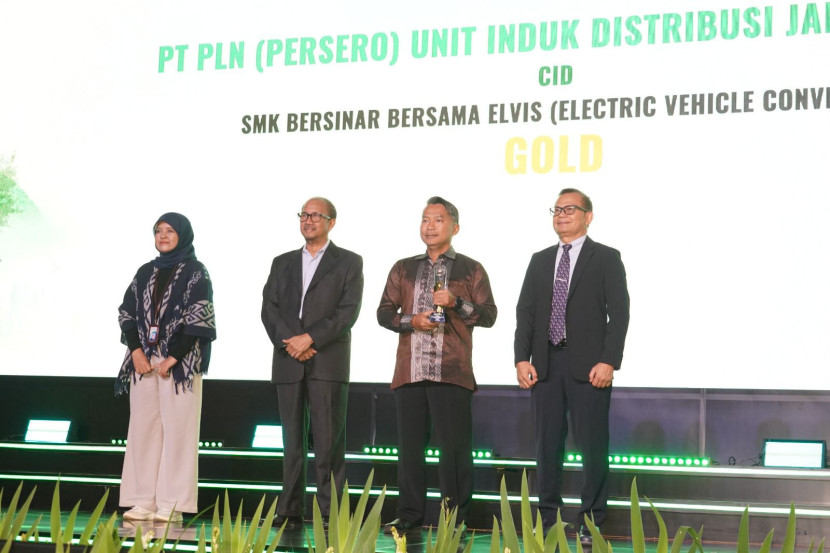 Senior Manager Komunikasi dan Umum PLN UID Jakarta Raya, Haris Andika menerima penghargaan Indonesia CSR Awards (ICA) 2024 dengan predikat Gold untuk program SMK Bersinar Bersama ELVIS (Electric Vehicle Conversion). (Foto: PLN) 