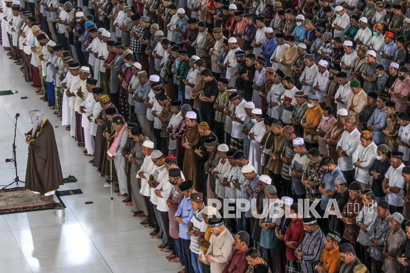 Umat Islam melaksanakan shalat Jumat di Masjid Agung Islamic Centre Lhokseumawe, Aceh. Foto: Antara/Rahmad