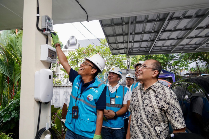 General Manager PLN UID Jakarta Raya, Lasiran (kiri) menyalakan home charging di rumah salah satu pelanggan di kawasan Manggarai, Jakarta Selatan. (Foto: Dok Ruzka Indonesia) 