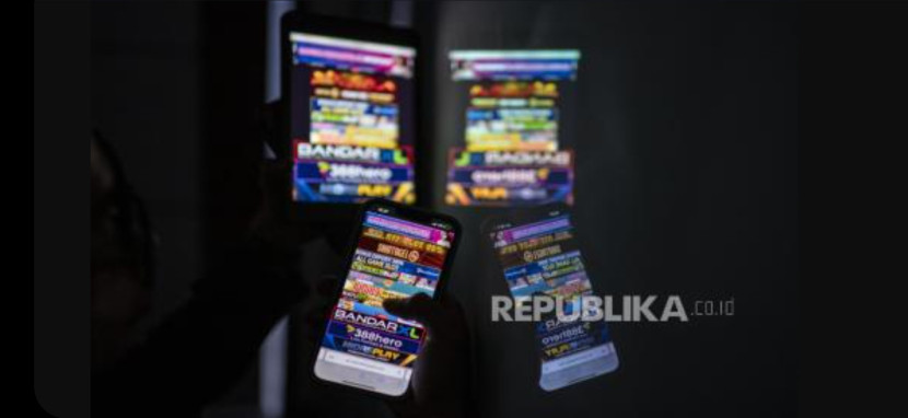 Warga melihat iklan judi online melalui gawainya (ilustrasi). Judi online saat ini disebut berkamuflase seolah-olah merupakan gim daring atau game online. (Foto: ANTARA FOTO/Aprillio Akbar)