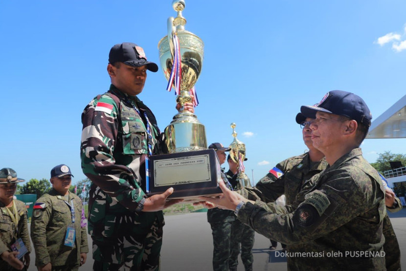 Dengan raihan tiga medali emas, TNI AD juara 2 di ajang ASEAN Army Rifle Meet (AARM). Foto: Puspenad