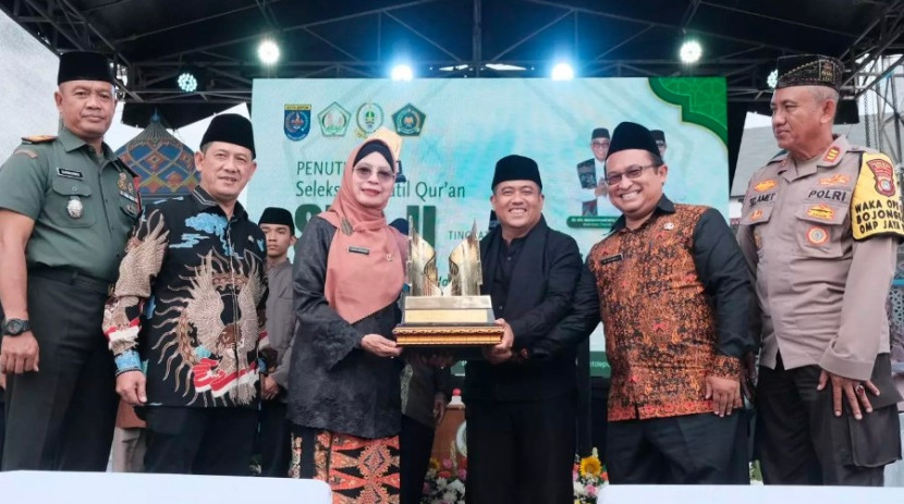 Camat Cinere, Mursalim saat menerima piala bergilir STQ ke-II tingkat Kota Tahun 2024. (Foto: Dok Diskominfo Kota Depok)