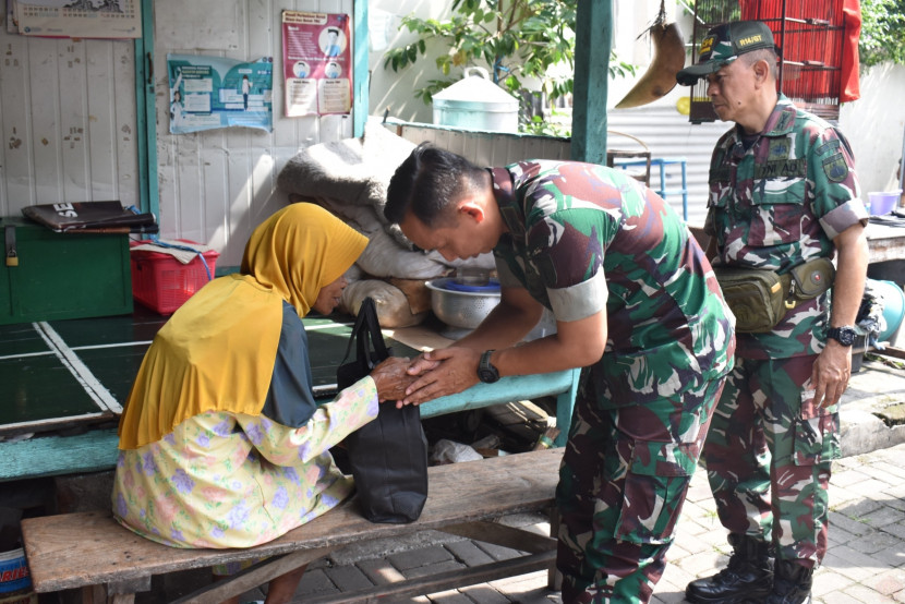  Letkol Inf Devy Kristiono membagikan bantuan kepada warga Yogyakarta. Sumber: Seputar Militer