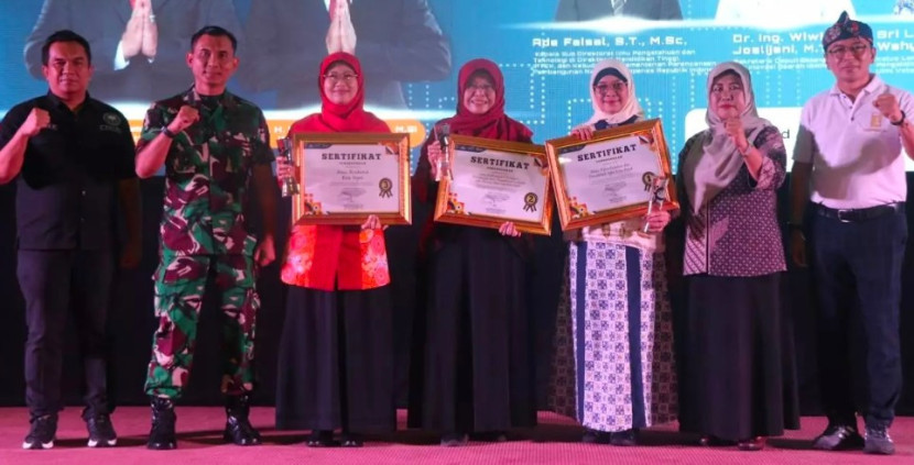 Para penerima penghargaan Anugerah Inovasi Perangkat Daerah dalam rangkaian acara Depok Media Arts Summit 2024. (Foto: Dok Diskominfo Kota Depok)