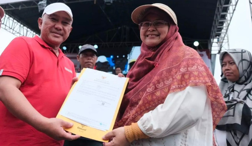 Wali Kota Depok, Mohammad Idris menyerahkan sertifikat kepada pendamping WUB dalam acara Depok Expo 2024, di Alun-alun Timur, GDC, Ahad (08/12/2024). (Foto: Dok Diskominfo Kota Depok)