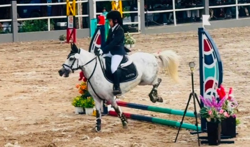 Aleksa bersama kudanya bernama Charlotte dari Arjouna Stable meraih medali dan trophy emas pada kelas Show Jumping 30 cm U14. (Foto: Dok RUZKA)