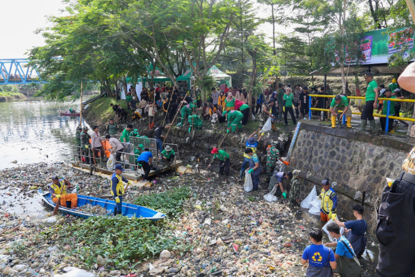 Suasana kegiatan Supesol Gotong Royong Siaga Banjir di Kabupaten Bandung. (Foto: Ist)