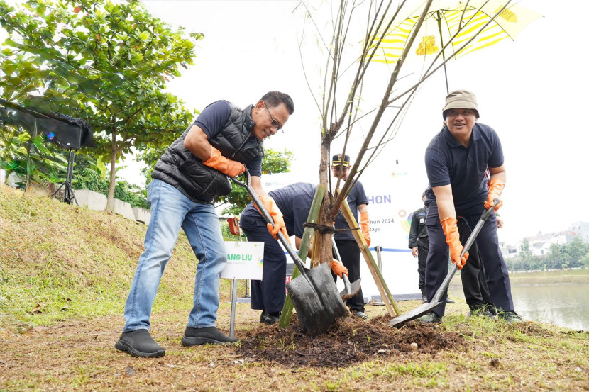 General Manager PLN Unit Induk Distribusi Jakarta Raya, Lasiran (kiri) bersama Kepala Dinas Pertamanan dan Hutan Kota Provinsi DKI Jakarta, Bayu Meghantara melakukan Aksi Tanam Pohon di Waduk Brigif, Jakarta Selatan. (Foto: PLN) 