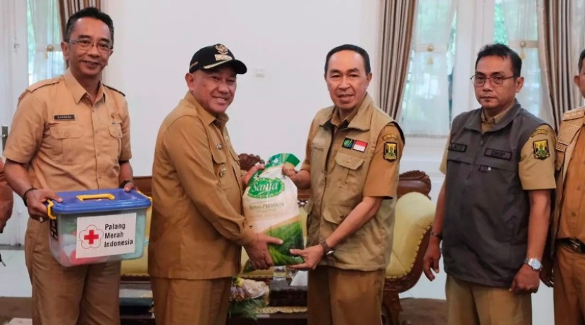 Wali Kota Depok, Mohammad Idris salurkan bantuan ke korban bencana alam di Kabupaten Sukabumi. (Foto: Dok Diskominfo Kota Depok)