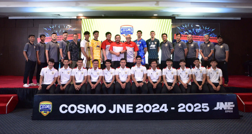 Jajaran manajemen JNE bersama para pemain Cosmo JNE 2024/2025 di sela peluncuran official jersey dan pemain baru Cosmo JNE FC di Ballroom Kantor Pusat JNE, Jakarta, Selasa (10/12/2024). (Foto: Dok RUZKA INDONESIA)