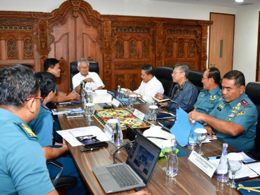 KSAL Laksamana Muhammad Ali bertemu Mendiktisaintek Prof Satryo Soemantri Brodjonegoro. Sumber: Seputar Militer