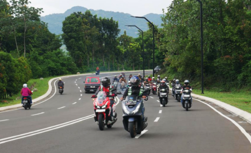 Memperhatikan keselamatan berkendara menjadi prioritas di jalan raya.    dok Wahana