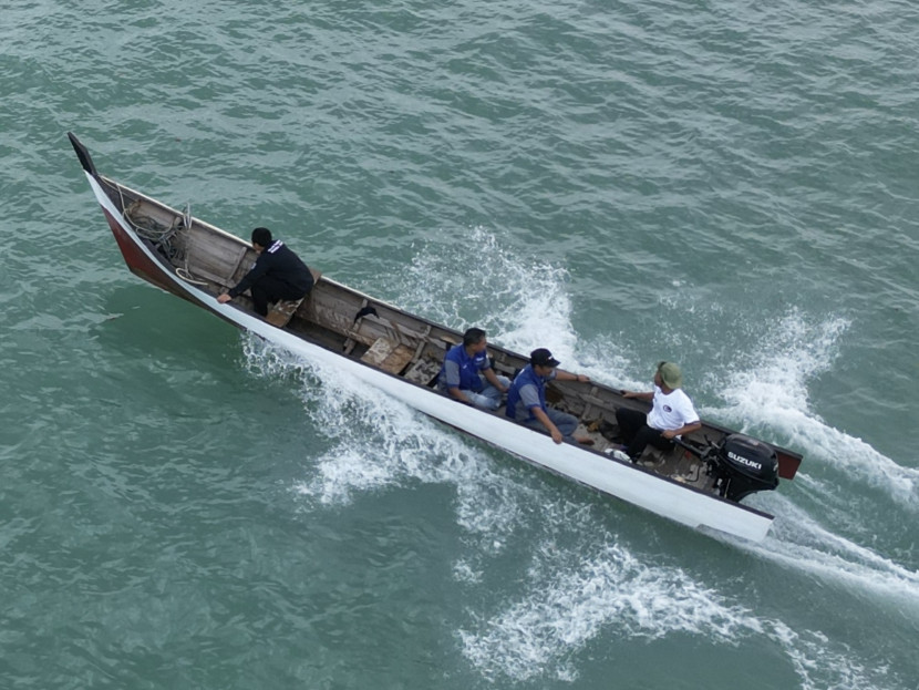 Perahu dengan Mesin tempel Suzuki 4-Tak