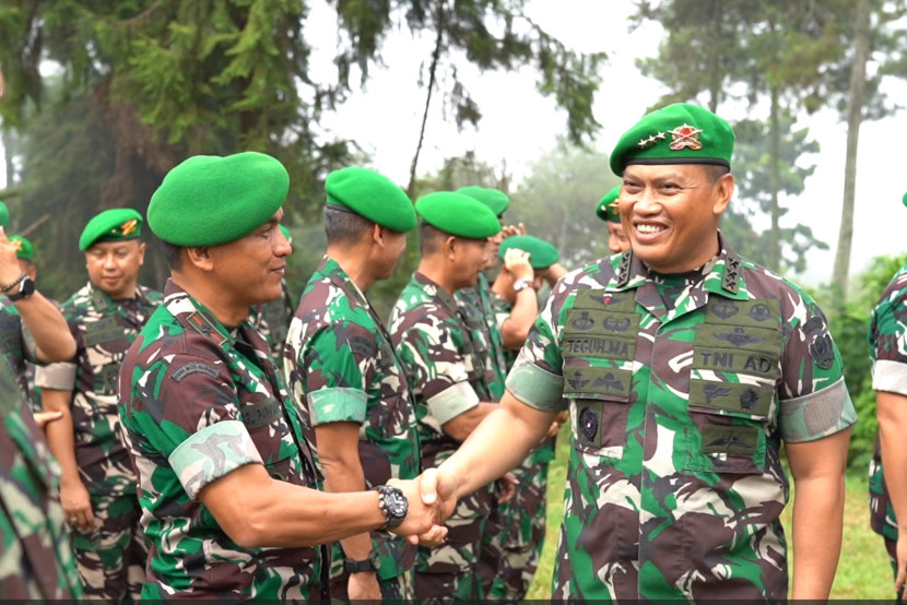 Letjen Teguh Muji Angkasa (kanan) menjabat dosen tetap Unhan. Sumber: Seputar Militer