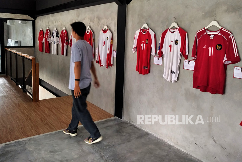 Pengunjung melihat koleksi Jersey Timnas Indonesia saat pameran jersey oleh Komunitas Jersey Timnas Indonesia (KJTI) di Garasi Tirtodipuran 17, Yogyakarta, Senin (26/12/2022)/Ilustrasi. Foto: Republika/Wihdan Hidayat