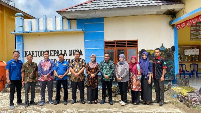 Kepala Dinas Kominfo Muba Herryandi Sinulingga bersama Kepala BPS Muba Kepala BPS Kabupaten Muba, Trio Wira Dharma berkunjung ke Desa Cantik (Cinta Statistik) Desa Mulia Asih. (FOTO: Dinkominfo Muba)